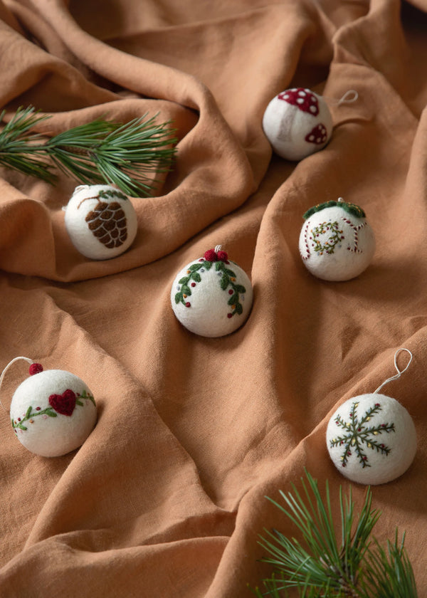 Christmas Bauble - White w/Garland